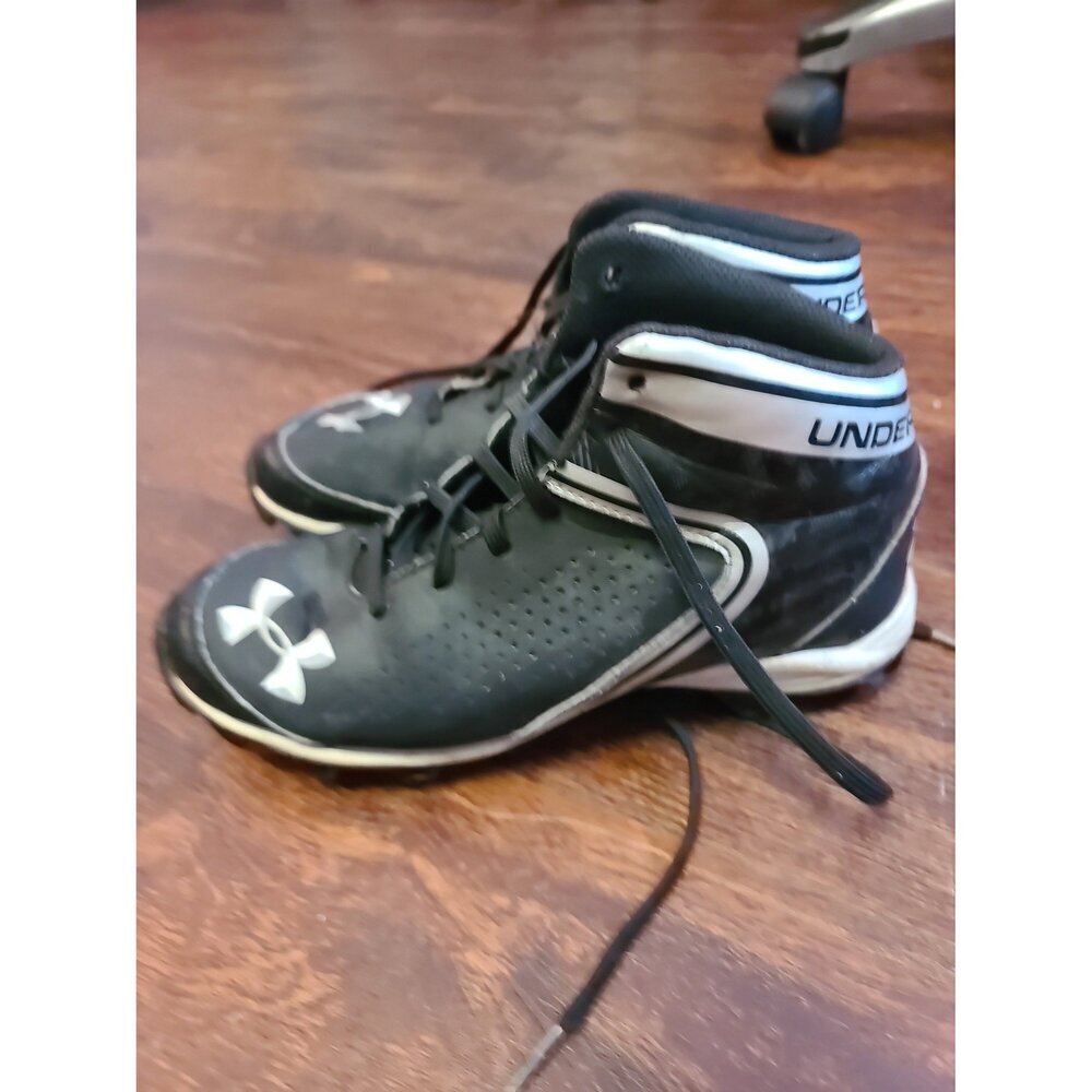 Boys Under Armour Cleats size 5Y - Picture 4 of 5